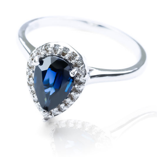 Anillo deep blue, con diamantes y zafiro azul fabricado en oro 18k por Joyería Caracas, cuenta con un certificado de calidad y garantía de por vida.