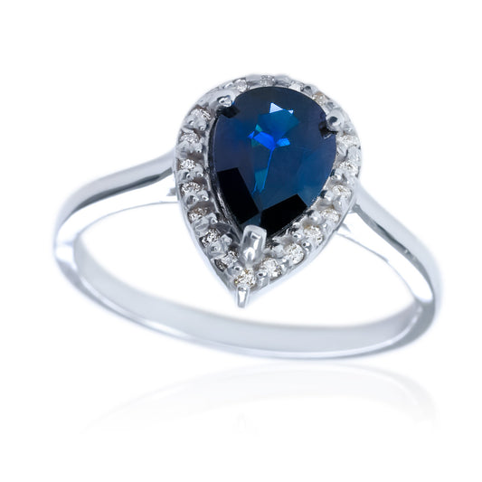 Anillo deep blue, con diamantes y zafiro azul fabricado en oro 18k por Joyería Caracas, cuenta con un certificado de calidad y garantía de por vida.