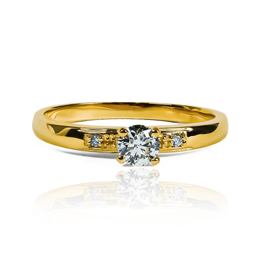 Anillo de compromiso diamond fancy CJP. Joyería Caracas cuenta con un espectacular diamante y un elegante diseño en oro 18 k. Además, viene con certificado de calidad y garantía para toda la vida.