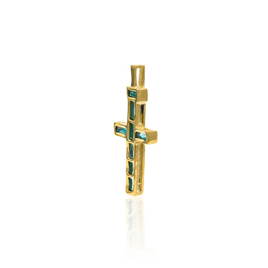Dije Cruz Baguette II (Emeralds), elaborada en oro 18K con Esmeraldas en corte baguette, cuenta con certificado de calidad y garantía de por vida.