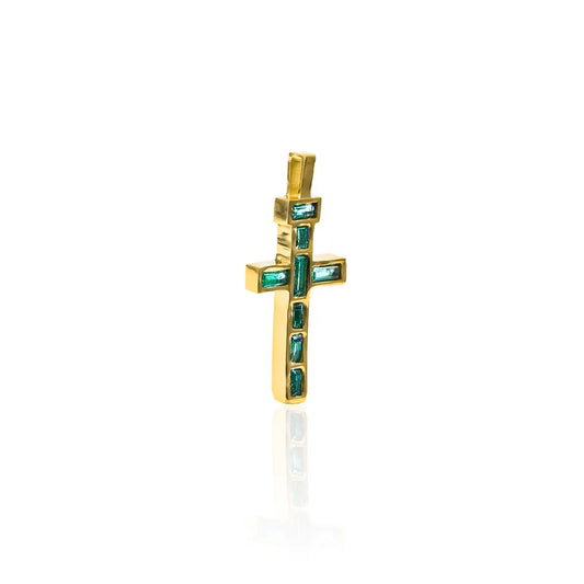 Dije Cruz Baguette I (Emeralds), elaborada en oro 18K con Esmeraldas en corte baguette, cuenta con certificado de calidad y garantía de por vida.