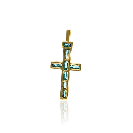 Dije Cruz Baguette II (Emeralds), elaborada en oro 18K con Esmeraldas en corte baguette, cuenta con certificado de calidad y garantía de por vida.