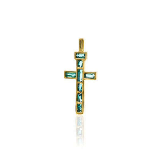 Dije Cruz Baguette I (Emeralds), elaborada en oro 18K con Esmeraldas en corte baguette, cuenta con certificado de calidad y garantía de por vida.