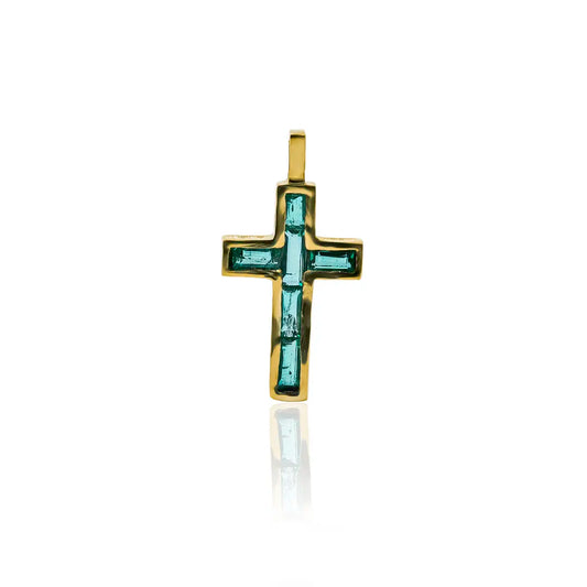 Dije Cruz Baguette SS (Emeralds), elaborada en oro 18K con Esmeraldas en corte baguette, cuenta con certificado de calidad y garantía de por vida.