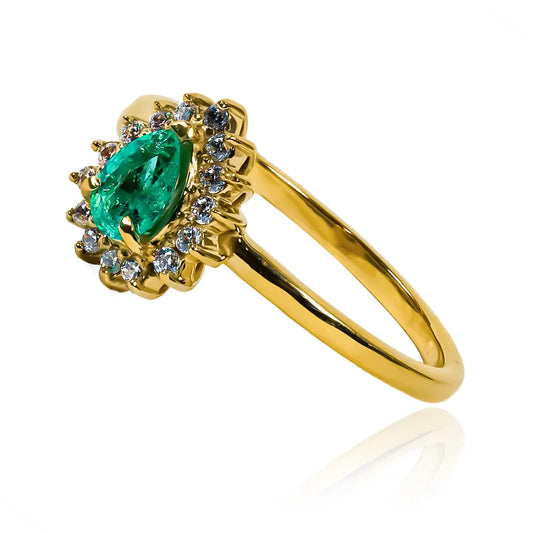 Anillo de compromiso emerald drop small es una joya exquisita de Joyería Caracas. Hecho de oro 18k, cuenta con certificado de calidad y garantía para toda la vida.