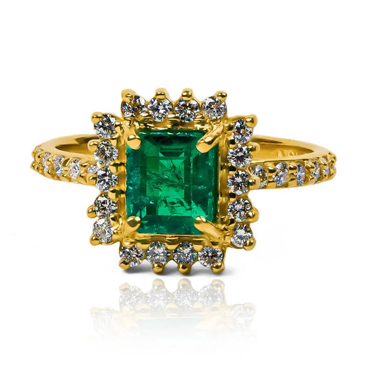 Anillo de compromiso Lady Square, una joya de oro 18k de Joyería Caracas con un deslumbrante Diamante y Esmeralda. Cuenta con un certificado de calidad y garantía para toda la vida.