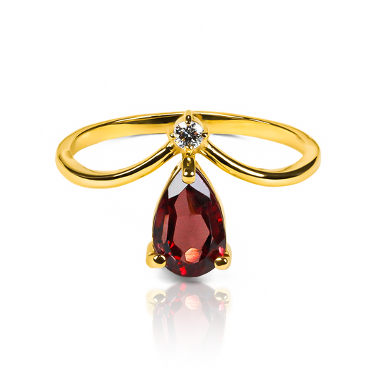 Anillo Garnet Passion, hecho de oro 18k con certificado de calidad y garantía de por vida, esta Joyería Caracas es una elección sofisticada y exclusiva para un momento tan especial.