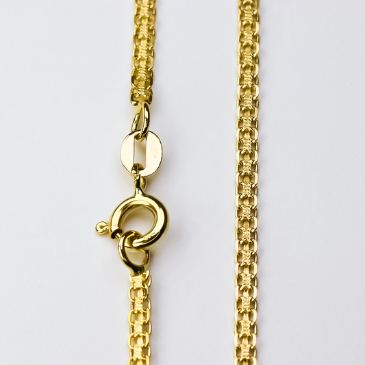 Cadena Bismarck L 60 en oro de 18K de la Joyería Caracas es un accesorio de alta calidad y elegancia. Con un diseño único y duradero, esta cadena es perfecta para complementar cualquier atuendo y resaltar tu estilo.