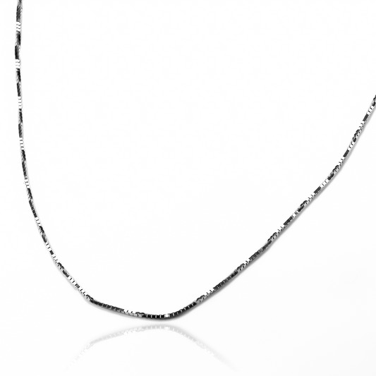 Cadena blanca de 40 I. Hecha en Joyería Caracas con oro de 18k y garantía de por vida, esta pieza te brindará lujo y elegancia duradera.