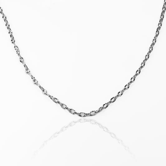 Cadena Classic F en oro de 18k es una adición elegante a cualquier atuendo. Fabricada en Joyería Caracas, con su elegante diseño blanco y su calidad duradera.