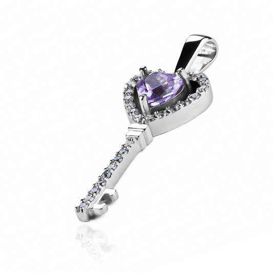 Lleva tu estilo a un nivel superior con nuestro Dije Llave de corazón amatista JC. Hecho con oro de 18K y diseñado por Joyería Caracas, esta pieza exclusiva es una declaración de elegancia y durabilidad. Con garantía para toda la vida, esta joya es un símbolo de amor y sofisticación.