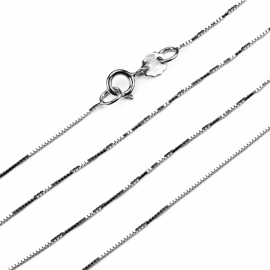 Cadena blanca de 40 I. Hecha en Joyería Caracas con oro de 18k y garantía de por vida, esta pieza te brindará lujo y elegancia duradera.