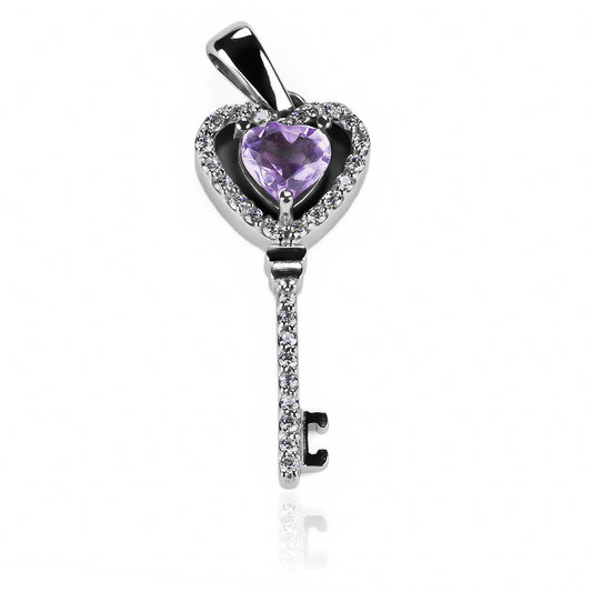 Lleva tu estilo a un nivel superior con nuestro Dije Llave de corazón amatista JC. Hecho con oro de 18K y diseñado por Joyería Caracas, esta pieza exclusiva es una declaración de elegancia y durabilidad. Con garantía para toda la vida, esta joya es un símbolo de amor y sofisticación.