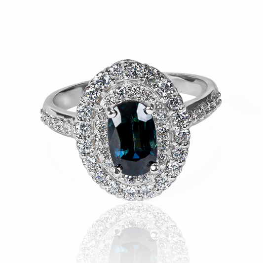 Anillo Queen's Sapphire, hecho de oro 18k con certificado de calidad y garantía de por vida, esta Joyería Caracas es una elección sofisticada y exclusiva para un momento tan especial.
