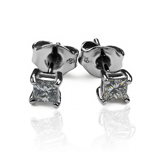 Topitos Diamantes princess 3.5 fabricados en oro de 18 quilates por Joyería Caracas, respalda esta inversión con garantía de por vida.