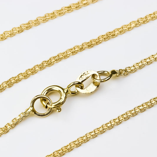 Cadena Bismarck E45 es una pieza elegante y sofisticada en oro de 18k. Con su diseño único y calidad de Joyería Caracas, esta cadena es perfecta para cualquier ocasión.