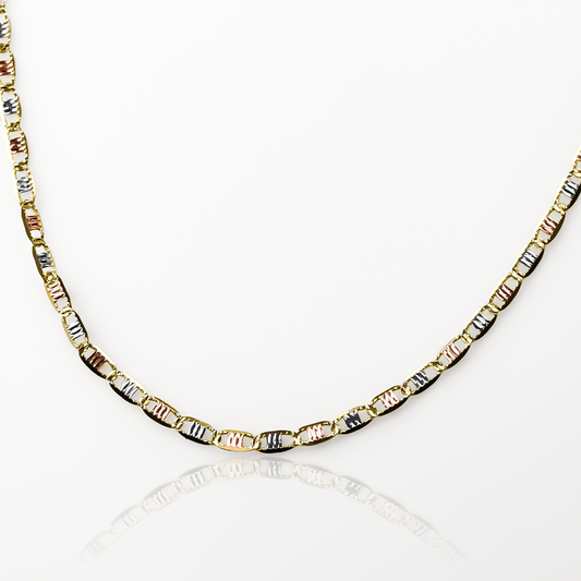 Cadena Escalera 3 oros S45 de oro de 18K de la Joyería Caracas ofrece un estilo elegante con su diseño de cadena en tres tonos de oro, cuenta con garantía de por vida.