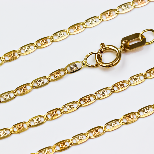 Cadena escalera 3 oros 45 de oro de 18k de la Joyería Caracas es una opción elegante y sofisticada para complementar cualquier atuendo. Cuenta con garantía de por vida.