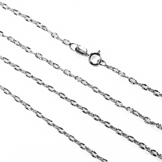 Cadena Classic F en oro de 18k es una adición elegante a cualquier atuendo. Fabricada en Joyería Caracas, con su elegante diseño blanco y su calidad duradera.