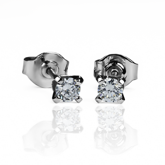 Topitos Diamantes 3.0 fabricados en oro 18k por Joyería Caracas, cuentan con una garantía de por vida.