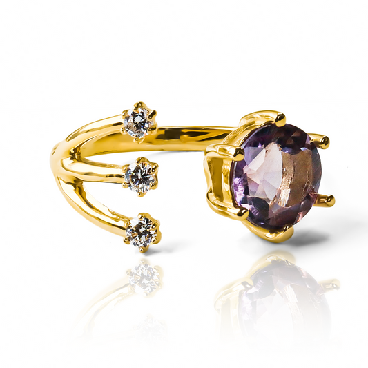 Anillo Menorah Inspired, hecho de oro 18k con certificado de calidad y garantía de por vida, esta Joyería Caracas es una elección sofisticada y exclusiva para un momento tan especial.