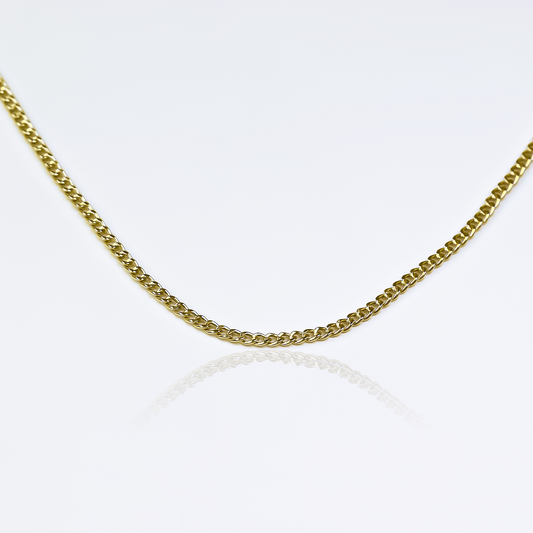 Cadena mini cubana 60 de Joyería Caracas está hecha de oro 18k y cuenta con una garantía de por vida.