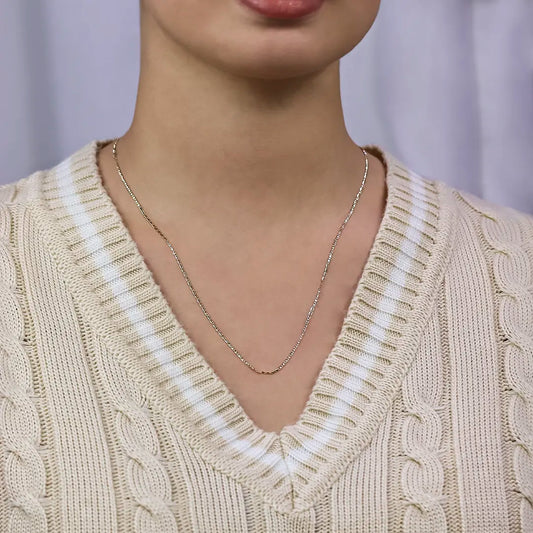 Cuello de mujer con cadena en tejido escalera en oro amarillo, blanco y rosa de 18 quilates, hecho en Joyería Caracas.