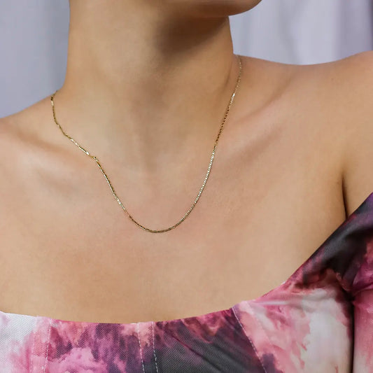 Cuello de mujer con cadena en tejido escalera plana espejo de oro amarillo de 18 quilates, hecho en Joyería Caracas.