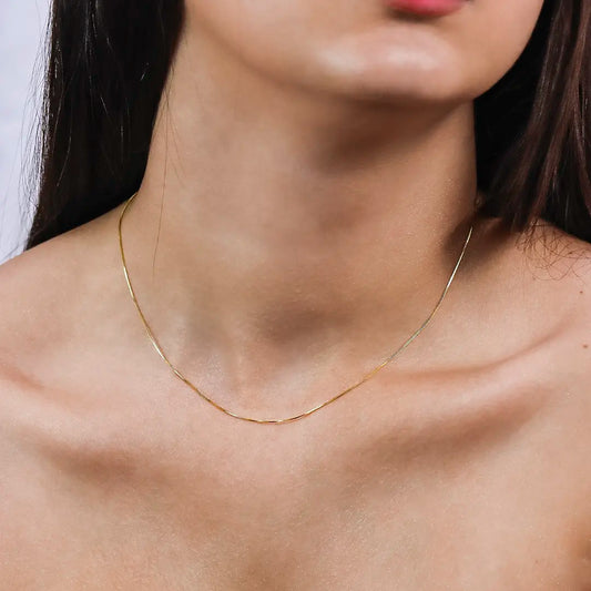 Cuello de mujer con cadena en tejido venecia de oro amarillo de 18 quilates, hecho en Joyería Caracas.