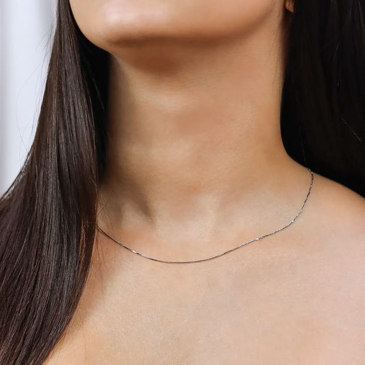 Cuello de mujer con cadena en tejido venecia en oro blanco de 18 quilates, hecho en Joyería Caracas.