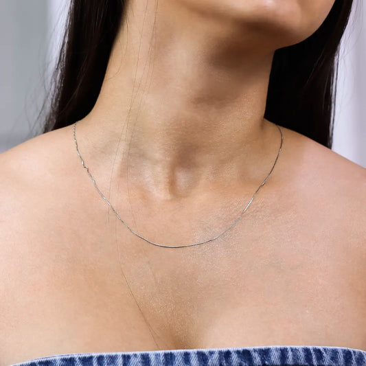 Cuello de mujer con cadena en tejido venecia de oro blanco de 18 quilates, hecho en Joyería Caracas.