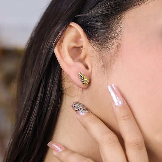 Oreja con topito en forma de ala en oro amarillo de 18k, tamaño XL, hecho en Joyería Caracas.