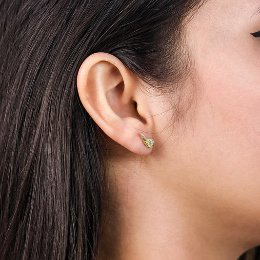 Oreja con topito en forma de alas en oro amarillo de 18k con cristales blancos hechos en Joyería Caracas.