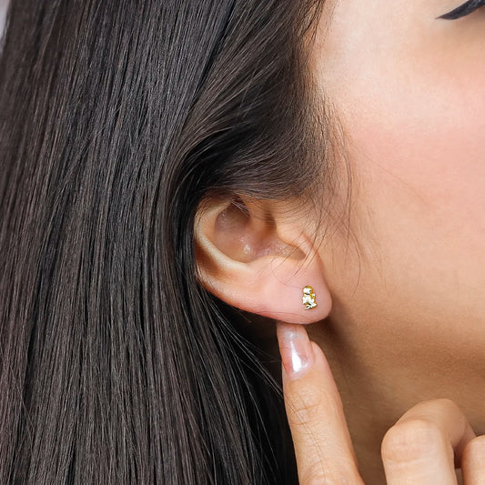 Oreja con topito en forma de ángel rezando en oro amarillo de 18k, tamaño S, hecho en Joyería Caracas.