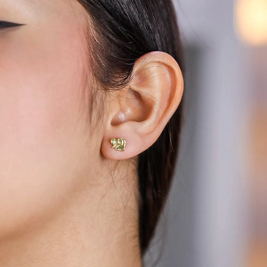 Oreja de mujer con topito en forma de elefante en oro amarillo de 18 quilates, hecho en Joyería Caracas.