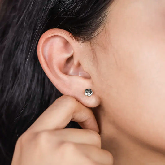 oreja de mujer con topito en forma de estrella en oro blanco de 18 quilates, hecho en joyeria caracas.