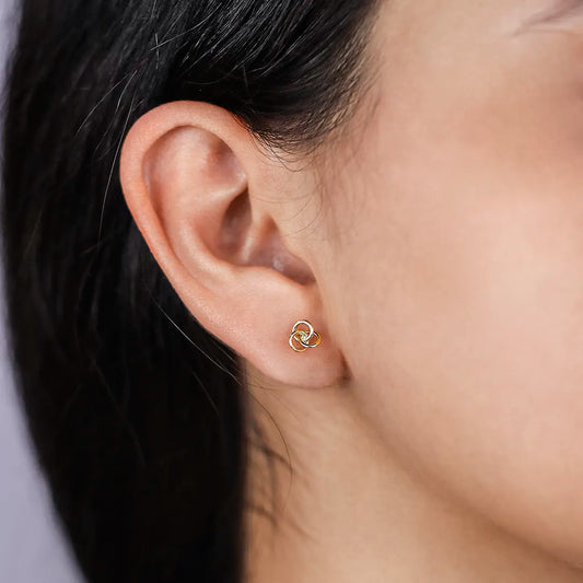 Oreja de mujer con topito en forma de espiral de 3 aros en oro amarillo de 18 quilates, hecho en joyeria caracas.