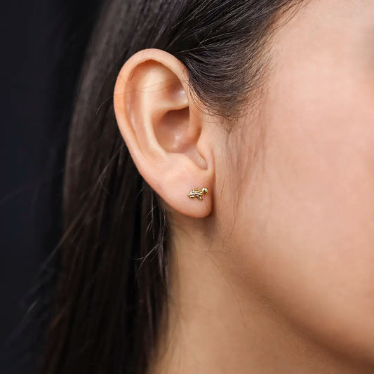 Oreja de mujer con topito en forma de tortuga en oro amarillo de 18 quilates, hecho en joyeria caracas.