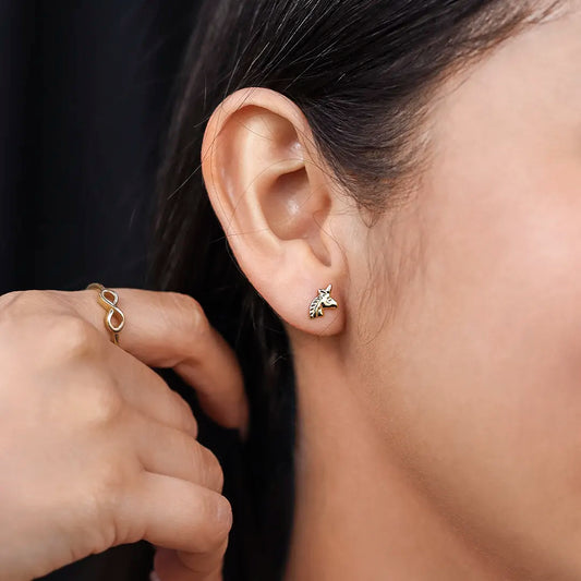Oreja con topito de unicornio en oro amarillo de 18 quilates hecho en joyeria caracas.