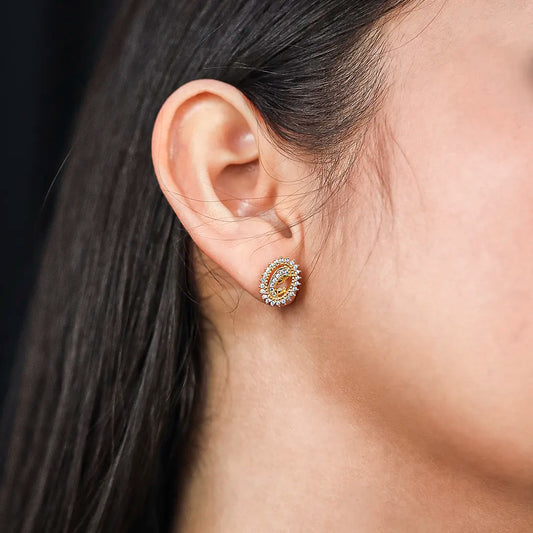 Oreja con topito de la Virgen Maria en oro amarillo de 18 quilates con cristales de color blanco, hecho en joyeria caracas.