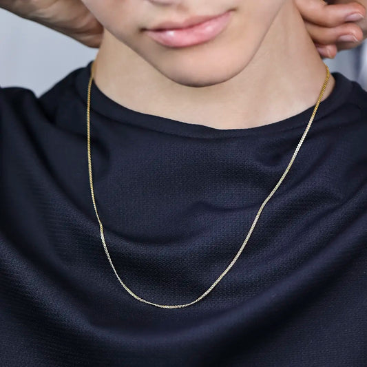 Cuello de hombre con cadena en tejido bismarck en oro amarillo de 18 quilates, con un largo de 50 cm y un ancho de eslabón de 1.5mm