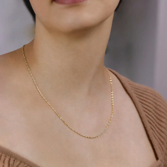 Cuello de mujer con cadena en tejido classic en oro amarillo de 18 quilates, con un largo de 50 cm y un ancho de eslabón de 1.8mm, hecho en Joyería Caracas.