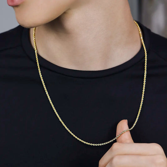 Cuello de hombre con cadena en tejido lazo en oro amarillo de 18 quilates, hecho en Joyería Caracas.