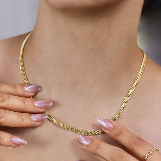 Cuello de mujer con cadena en tejido saduza en oro amarillo de 18 quilates, hecho en Joyería Caracas.