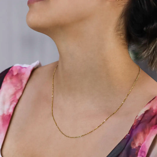 Cuello de mujer con cadena en tejido seguida super skinny en oro amarillo, hecho en Joyería Caracas.