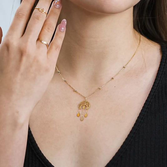 Cuello de mujer con gargantilla de atrapasueños la cual esta conformada también por esferas facetadas en oro amarillo de 18 quilates, hecha en Joyería Caracas.