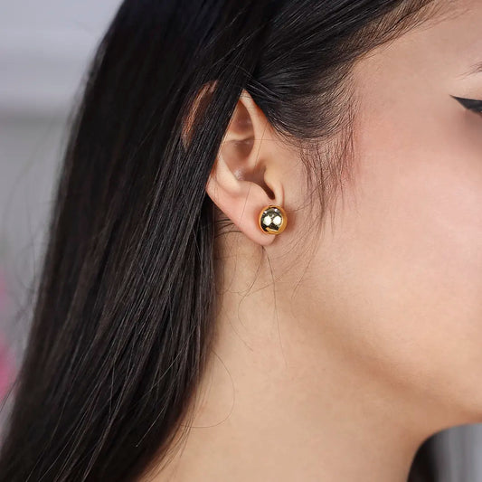 Oreja de mujer con topito de esfera lisa de 10.0mm en oro amarillo de 18 quilates, hechos en Joyería Caracas.