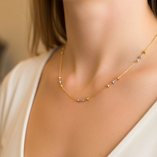 Cuello de mujer usando una gargantilla de esferas 3 oros de 18 quilates de Joyería Caracas.