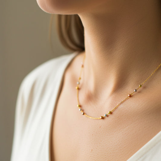 Cuello de mujer usando una gargantilla de esferas 3 oros de 18 quilates de Joyería Caracas.