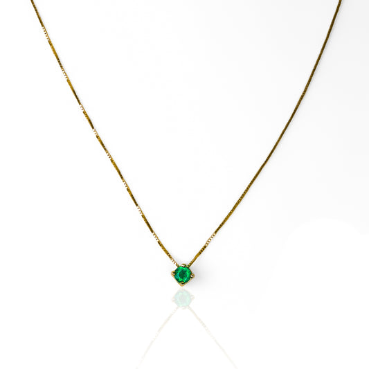 Gargantilla Venecia Pasante #3 - Esmeralda, fabricado en oro 18K por Joyería Caracas, cuenta con un certificado de calidad y garantía de por vida.